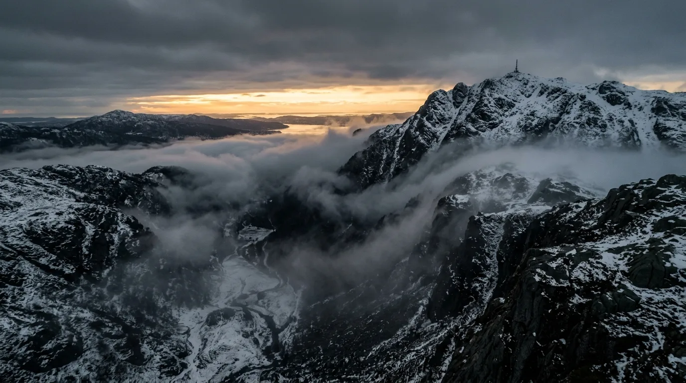 Vue aérienne du mont Ulriken et de la vallée d'Isdalen noyée de brume